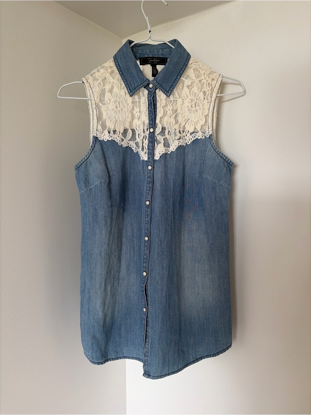 Jessica Simpson Blue Denim Sleeveless Button-Up Top with White Lace Yoke
